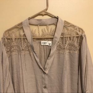 Beautiful tan 3/4 sleeve tunic with lace details